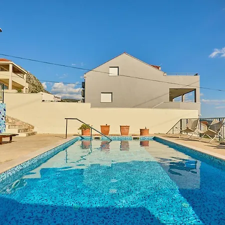 Holiday home Lily's