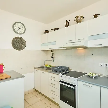Holiday home Lily's